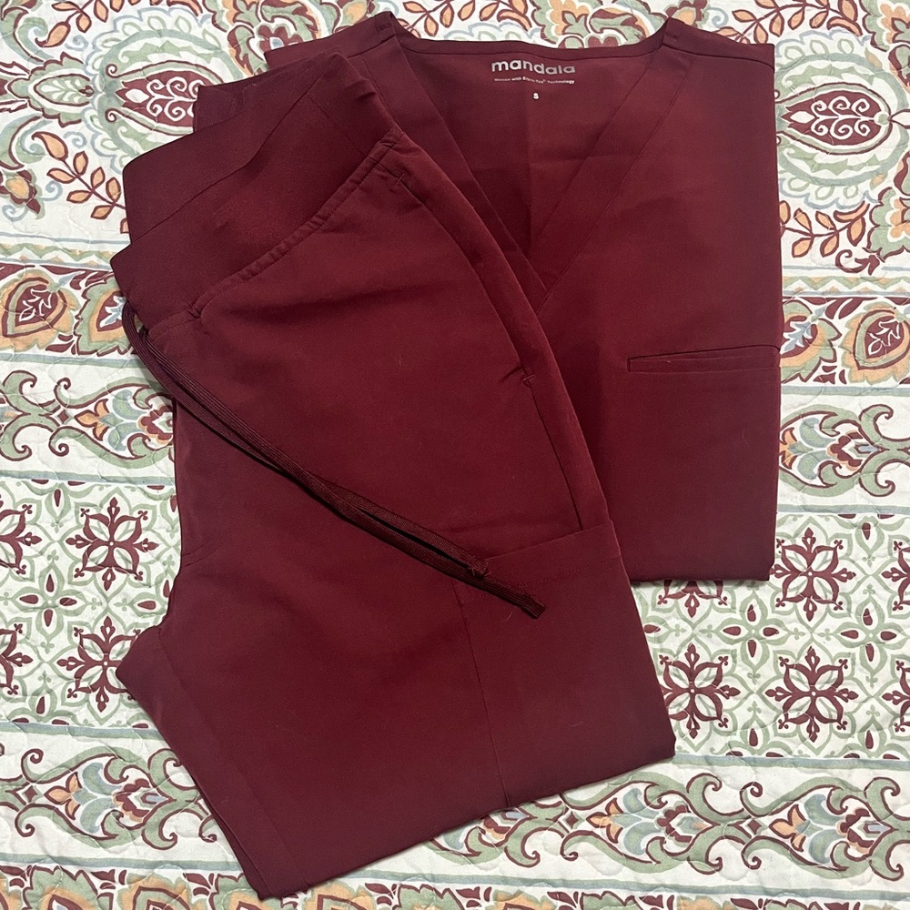 Mandala v neck top small and 9 pocket joggers xsmall petite